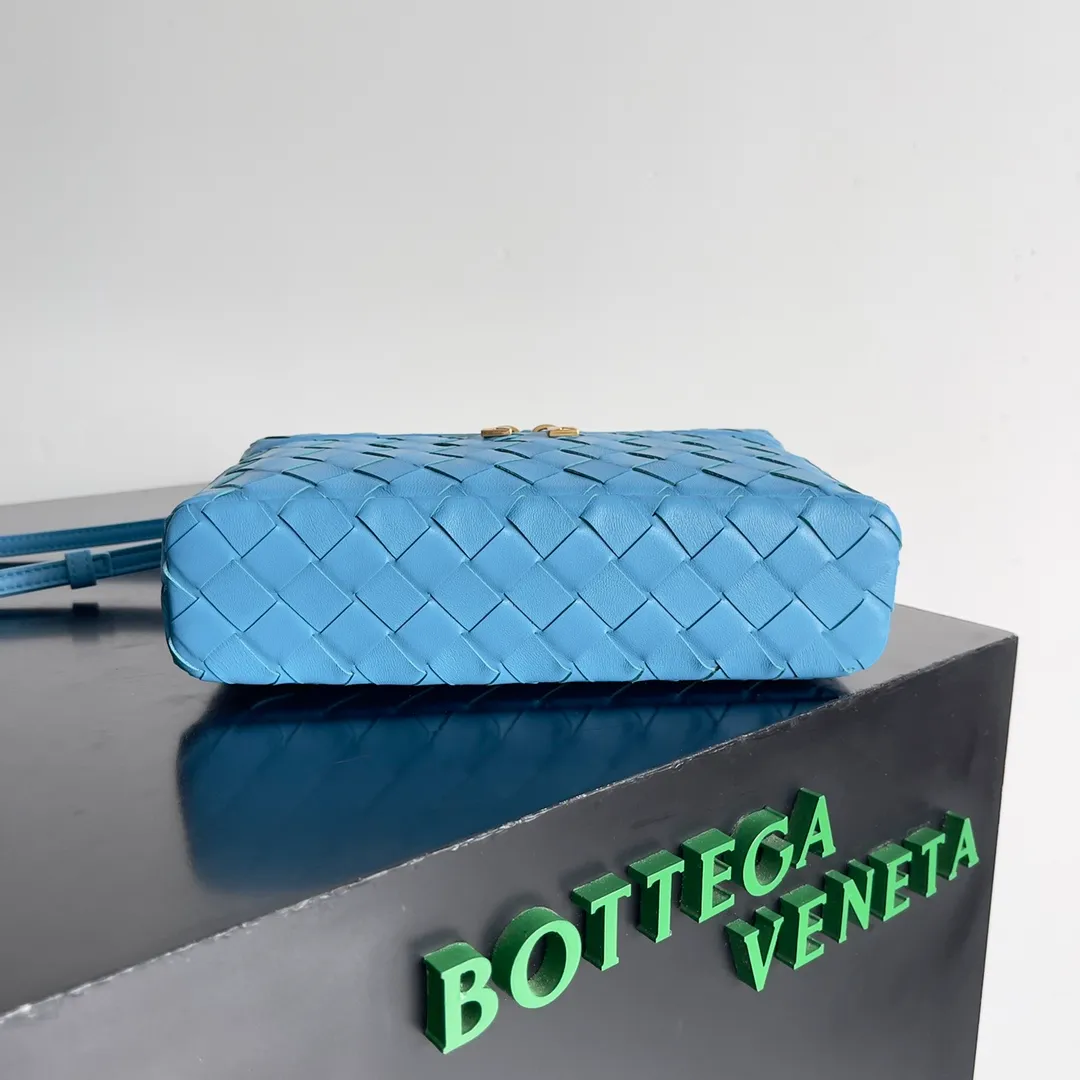 Batch 1360 Bottega Veneta 24 spring and summer woven zipper crossbody bag. A crossbody bag that can be used as a cosmetic bag. The exquisite weaving and compact body are an indispensable accessory for the upcoming summer. The double zipper also better protects the bag. It has a large capacity. If you like it, don’t miss it. Style number: 789109 Size: 22*12.5*5cm